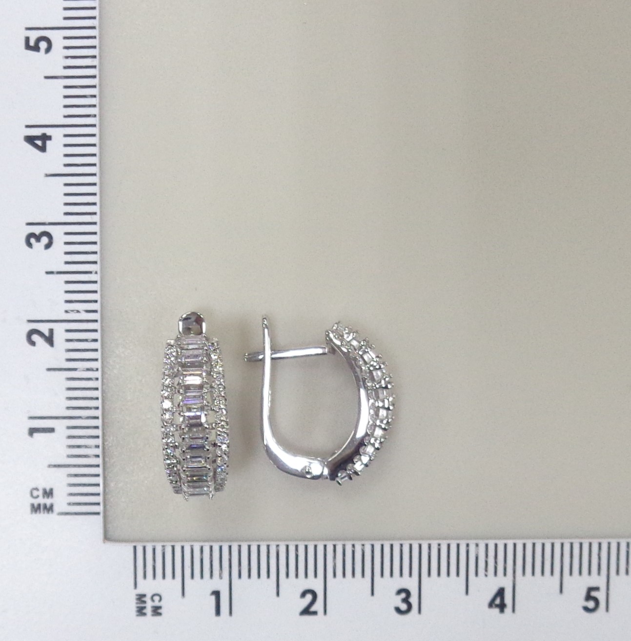 Серьги из белого золота с бриллиантами